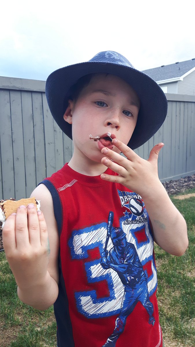 FitnessMumma's tweet photo. #Smores #meltedmarshmellow #bonfire #canadiannights https://t.co/qbqdtzndHl