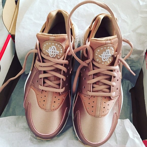 ArabxguyRamiz's tweet photo. Rose Gold Huaraches.

Shop ↠ https://t.co/vhWlT0qZU1 by #wcwbaddies via @c0nvey https://t.co/FIyCchAyc4