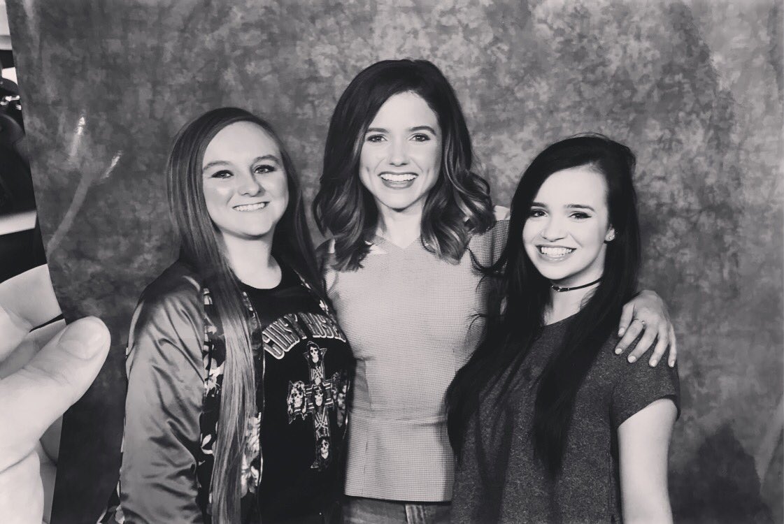 courtnaecollins's tweet photo. Casual. #rtth6 #eyecon #sophiabush https://t.co/Z3ZPcEq7CT