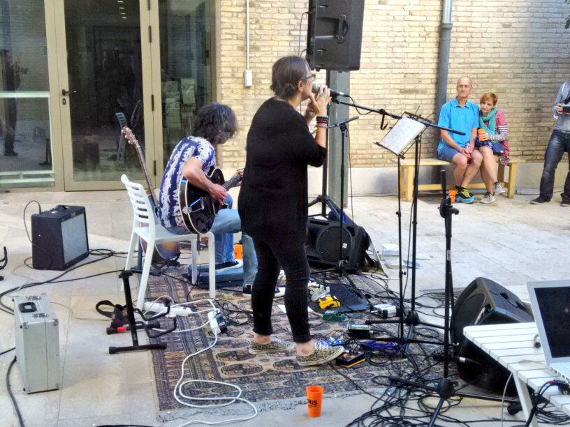 festivalvesos's tweet photo. Arranca el concierto de @EmmaGetWild en el patio de @lasnaves. #VESOS #VESOS2017 https://t.co/PpE4nUgNLr