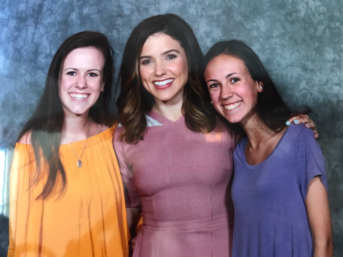 lexi__snoke's tweet photo. sophia laughed at me and my sister for being dysfunctional !!! wow !! ive never been more happy in my whole life 💓🙌🏻 
@SophiaBush #rtth6 https://t.co/MMtaVAldzv