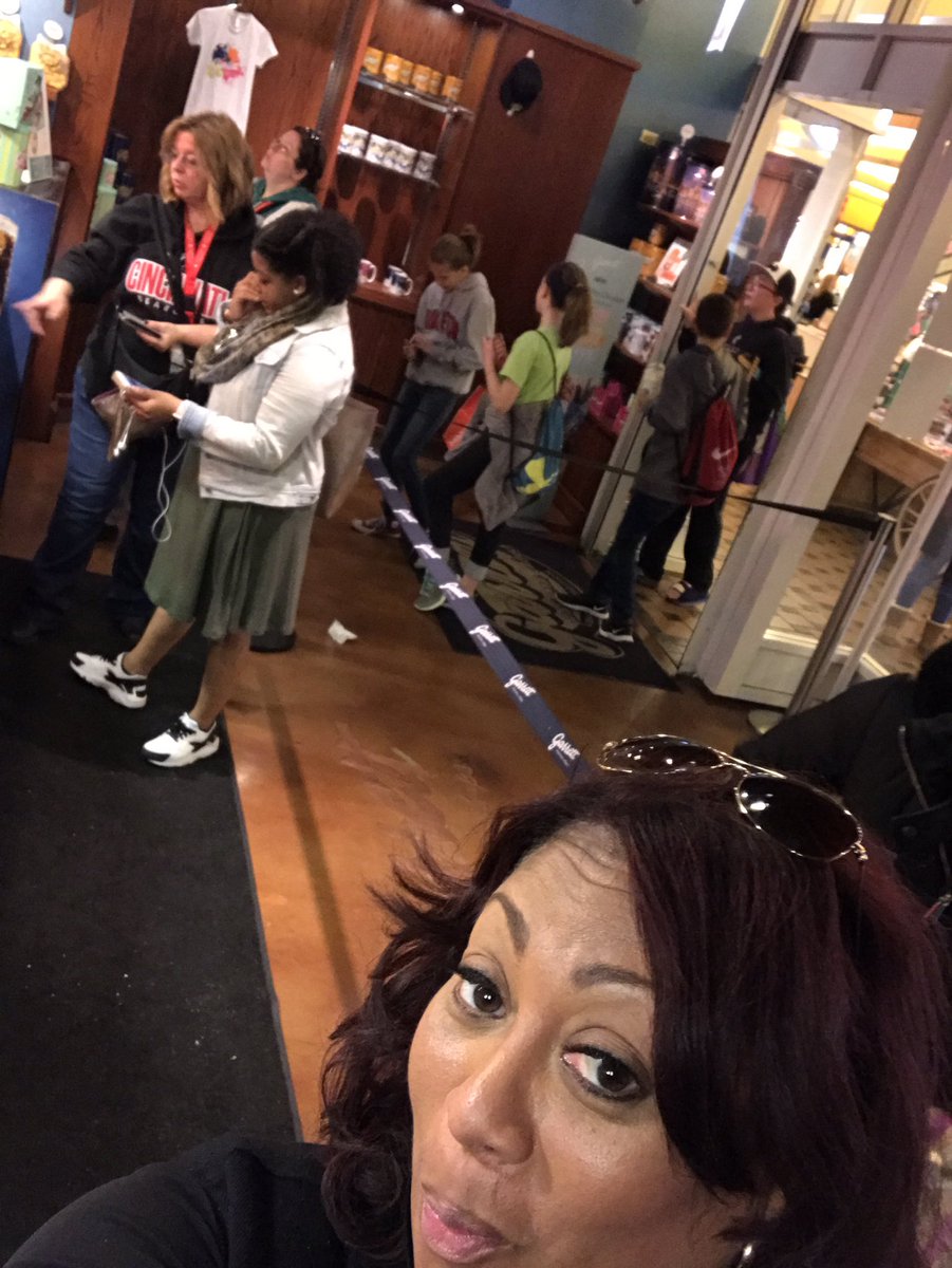 Taylorizlove's tweet photo. What's a trip to Chicago without Garretts! @PCMSVikes take over Garrets on the Pier π #VikingDiff #pcmsvikes https://t.co/HHKqz46E2U