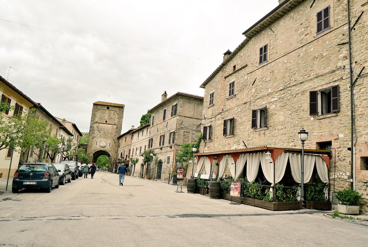 viaggiatori's tweet photo. Siete mai stati a Bevagna, Umbria? Bel borgo medievale in provincia di Perugia.. oggi coperto ma bello comunque #NonSoloTuristi https://t.co/0vU2lmQUSE