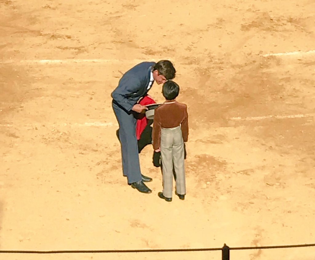 Elena_Salamanca's tweet photo. ¡Cuánto significado tiene esta foto...!
@elJuli y #MarcoPerez 
#NiñosProdigio #Toreros 
📸 @Elisapr86 https://t.co/338kyb3oOq