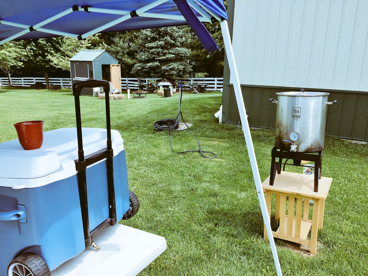 dls425's tweet image. helping @kev1nSm1th brew a new batch of blonde ale beer 🍻 #beerbrewing #sundayafternoon #fatbat