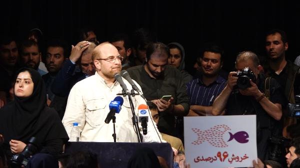 İran Cumhurbaşkanı adayı Kalibaf seçim vaatleri olarak 4 yılda 5 milyon istihdam ve işsizlere aylık 70 dolar maaş vaat ettiğini açıkladı.