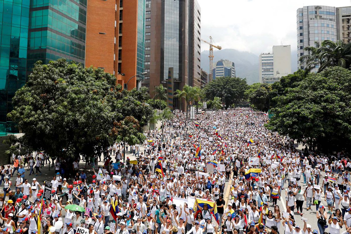 erguachar069's tweet photo. Tenemos a las MUJERES MÁS BELLAS del mundo, y a las más VALIENTES y GUERRERAS también. Ayer nos lo recordaron. ¡DIOS BENDIGA A #VENEZUELA! https://t.co/692iIEN7OL