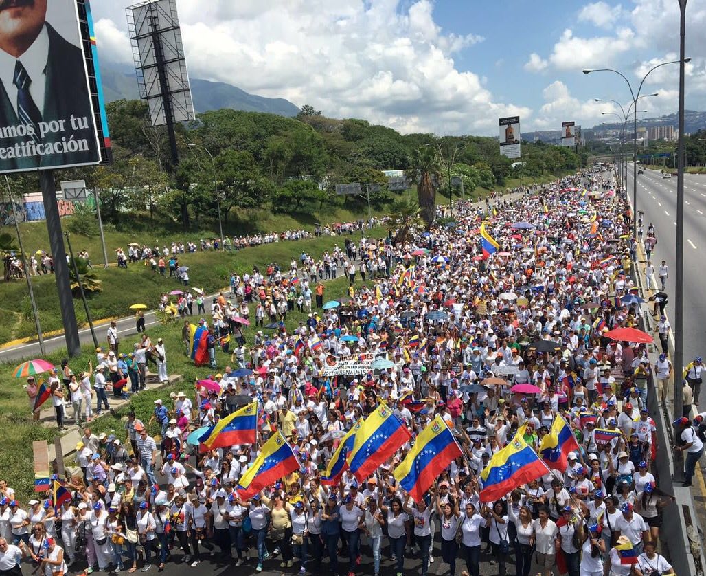 erguachar069's tweet photo. Tenemos a las MUJERES MÁS BELLAS del mundo, y a las más VALIENTES y GUERRERAS también. Ayer nos lo recordaron. ¡DIOS BENDIGA A #VENEZUELA! https://t.co/692iIEN7OL