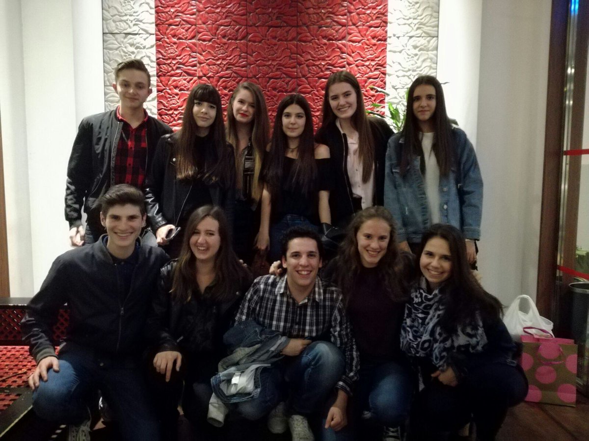 Andrea_gs105's tweet photo. Lo mejor del mundo mundial!🌍🍀💖
#masagustoqueenbrazos #asidagustocumpliraños #heladoconsal #jimenaishere #gambaestapresente #ossuperquiero https://t.co/nXpmll2IzS