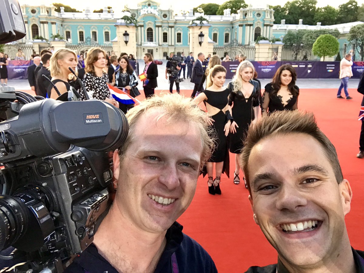 Op de rode loper in Kiev straalt <a href="/OG3NE/">OG3NE</a>! Ze krijgen veel interviewverzoeken dus de delegatie houdt de vaart erin! #songfestival #eurovision