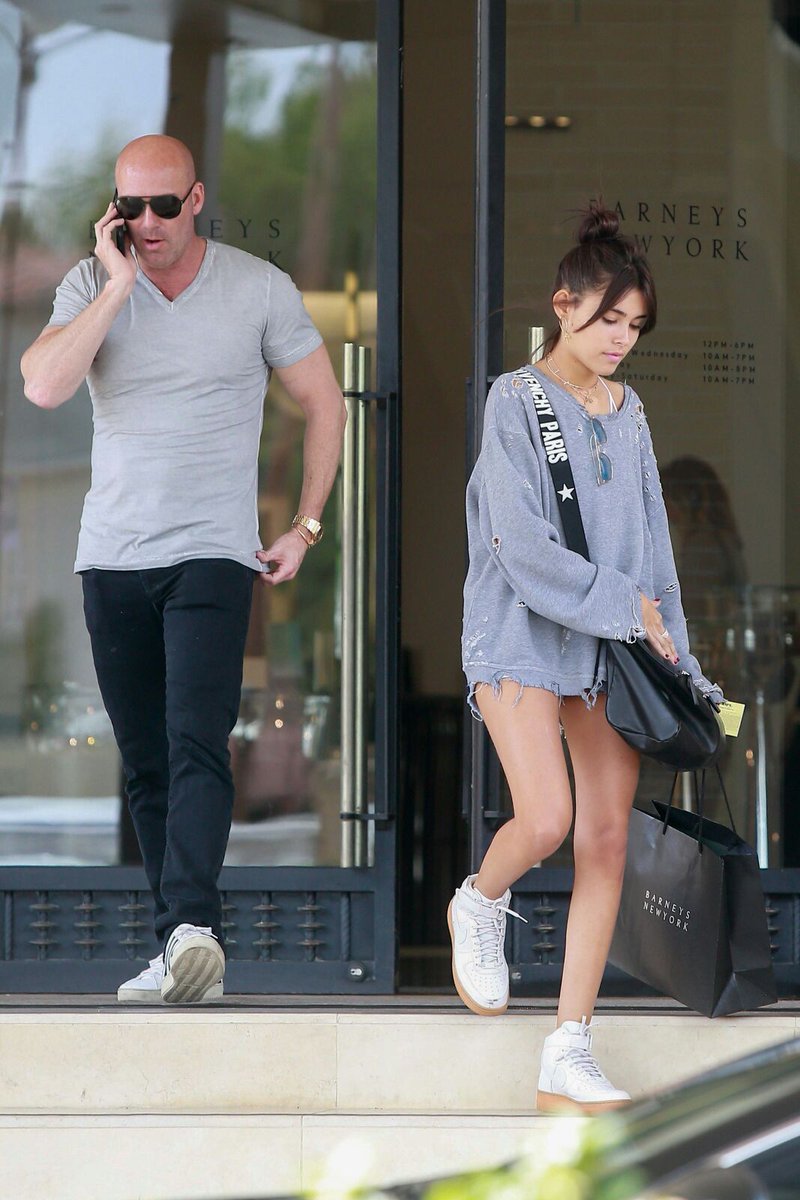 MadisonBeerPY's tweet photo. @madisonbeer  con su padre en new york de compras ayer https://t.co/GvAE7mxNhG