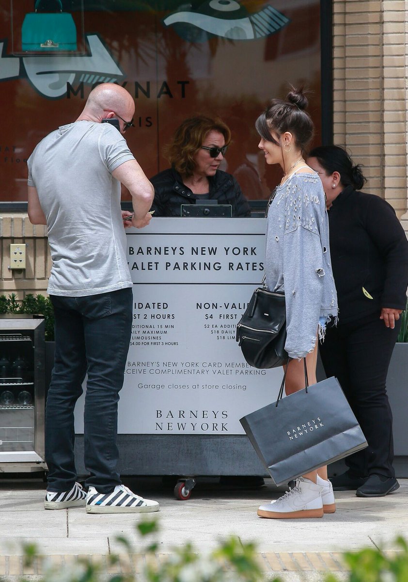 MadisonBeerPY's tweet photo. @madisonbeer  con su padre en new york de compras ayer https://t.co/GvAE7mxNhG