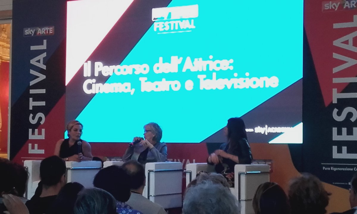VivySal's tweet photo. #skyartefestival @GeppiC e #cristinaamodio ci raccontano i loro inizi nel mondo dello spettacolo #socialreporters @SkyArteHD https://t.co/gZ7DsHXMOr