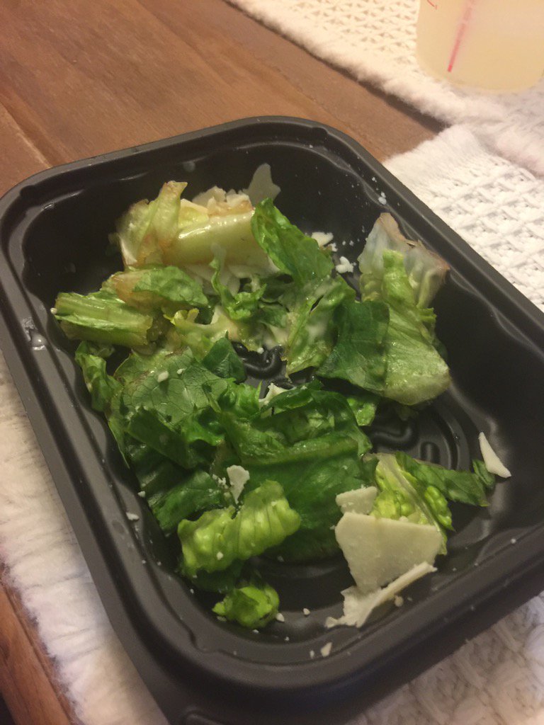 klassa's tweet photo. The bad lettuce is even more obvious from this direction. #wendys https://t.co/6ysdatX3wQ
