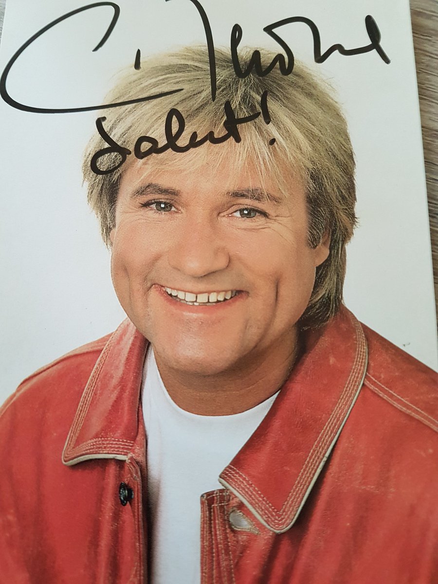 sandrilinne's tweet photo. Quand ma mère me montre mon tout premier autographe 😂😂 #CJerome 
(Non, non, je ne suis pas vieille 🙈😂) https://t.co/GIDyAkAe4c