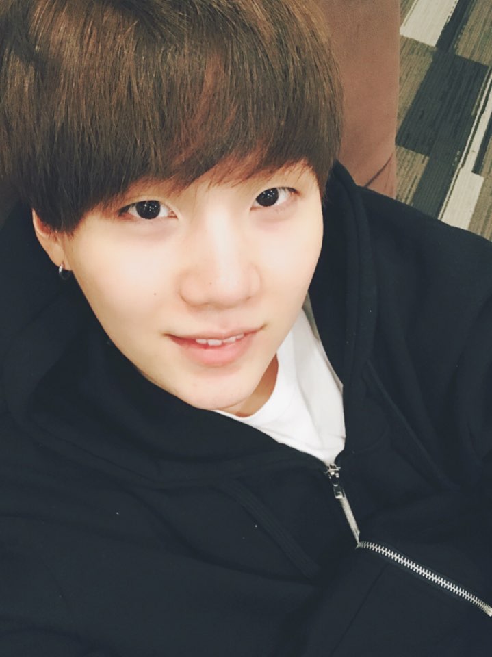 softlyoonqi's tweet photo. 2013 - 2017 I CRIED

BTS ON TOP
I vote for @BTS_twt for the Top Social Artist #BTSBBMAs https://t.co/dMtWh3v3KN
