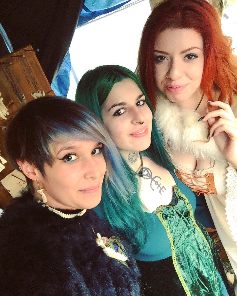 nancyghisla's tweet photo. Tre belle streghette a Strigarium! 🖤💀🔮
Siete fantastiche 😍 #strigarium2017 #debitumnaturae #witches #witchcraft #strigarium #paganism https://t.co/eKGqnY2hxf
