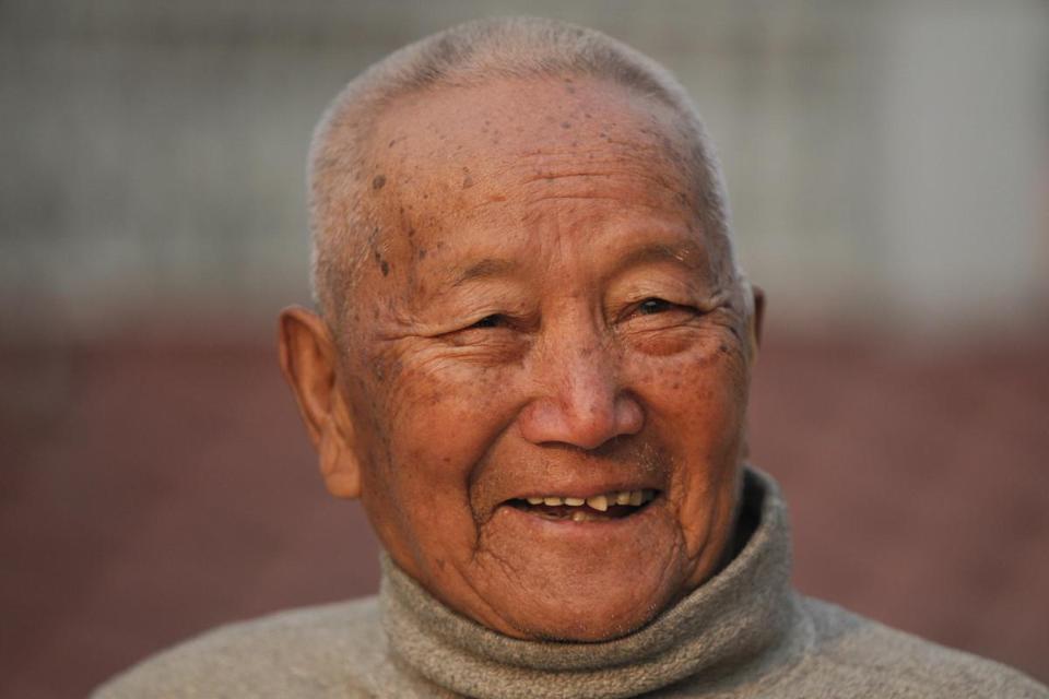 BostonGlobe's tweet photo. An 85-year-old mountaineer who wanted to reclaim the title of oldest climber on Everest died at base camp Saturday. https://t.co/QQLcZNAm6Y https://t.co/jgUpvBgR9o