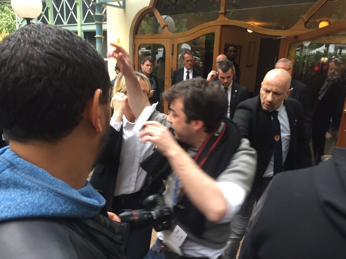 Je viens d'être sorti par la securité <a href="/FN_officiel/">Front National</a> à la soirée de <a href="/MLP_officiel/">Marine Le Pen</a>. Coups de genoux. Je bossais pour <a href="/SocietyOfficiel/">Society et Society+</a>