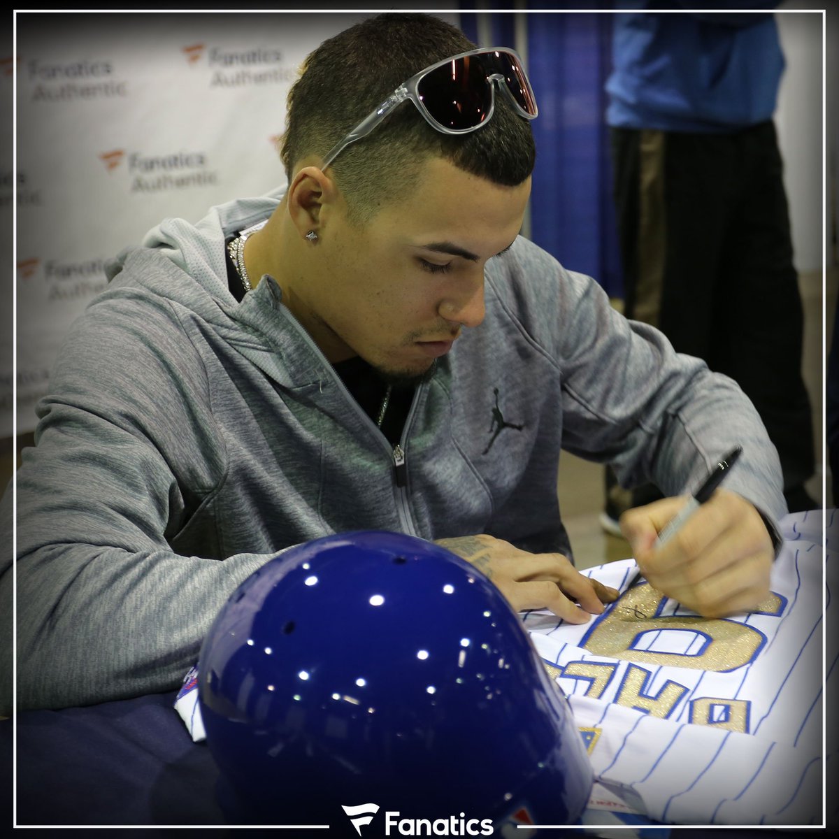 FansAuthentic's tweet photo. #FanaticsExclusive @Javy23Baez putting some ink to this #Cubs gold collection jersey. #FAShows https://t.co/XHQLs1Th6C