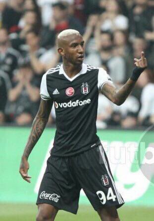 Ahmetercanlar's tweet photo. Beinsports'un 1000 tane kamerası ile göstermediği Volkan'ı çıldırtan Talisca'nın hareketi. https://t.co/2IMU74qZ8l