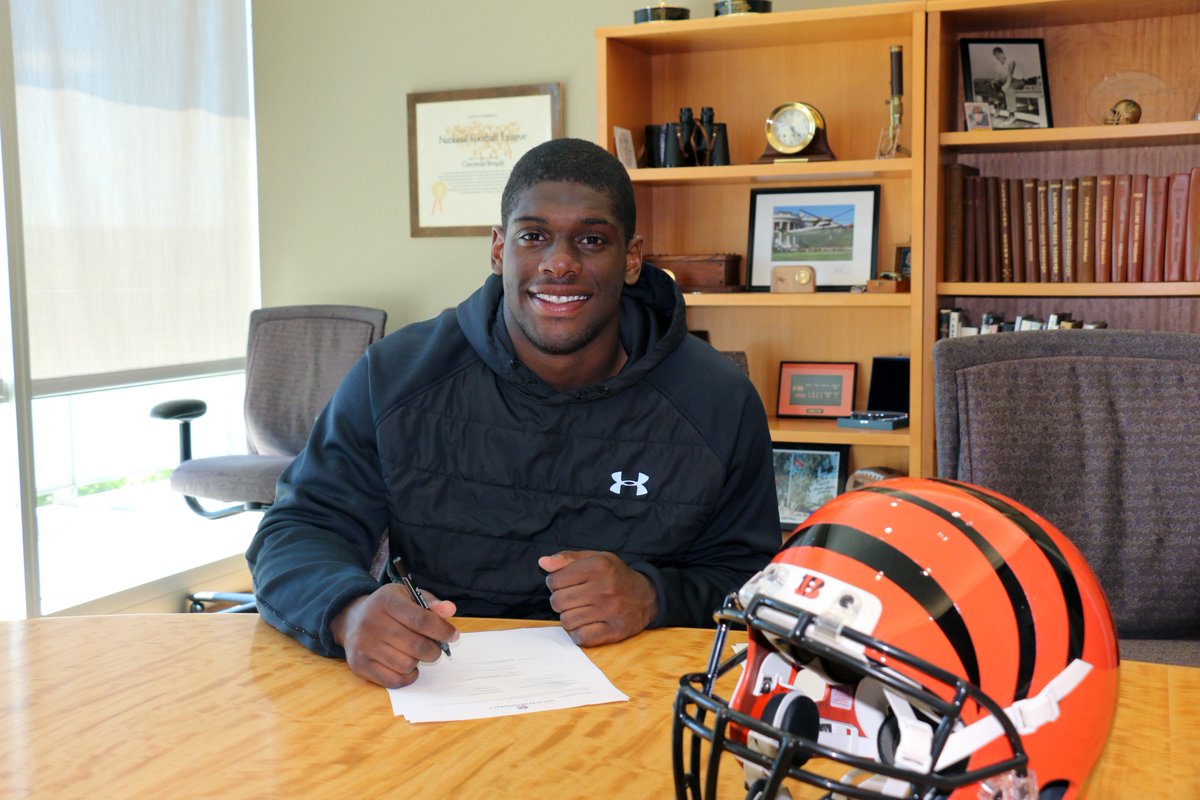 NEWS: Bengals sign 1st Rd pick, WR John Ross, and 4th Rd pick LB Carl Lawson #Bengals50 https://t.co/VpxlpJ6rp7