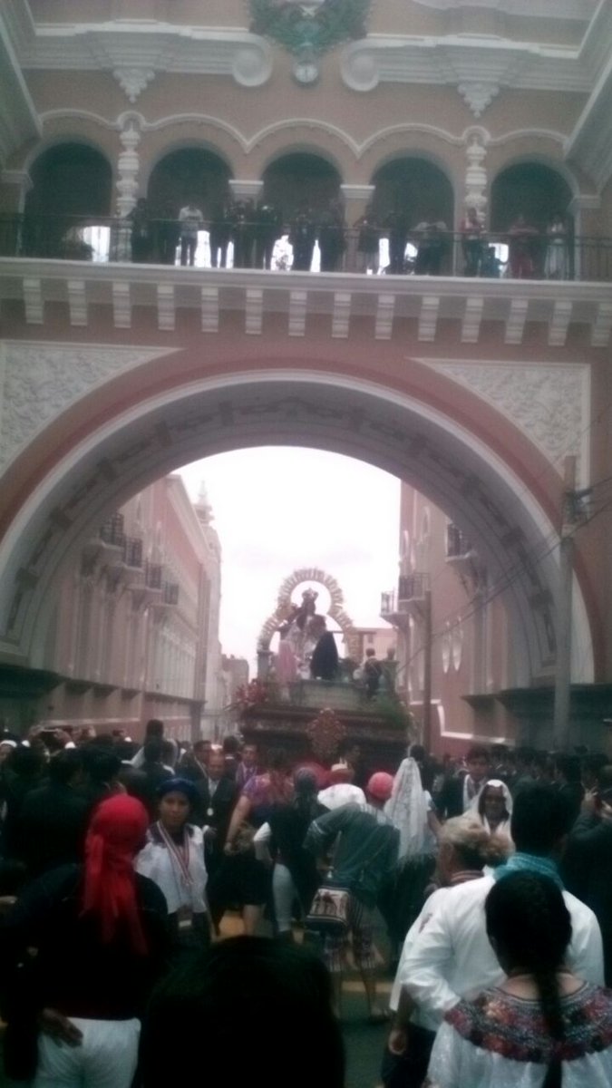 Capirotes_Mad's tweet photo. La #VirgenDelRosario a su paso por el #ArcoDeCorreos https://t.co/j97jpDpOhs