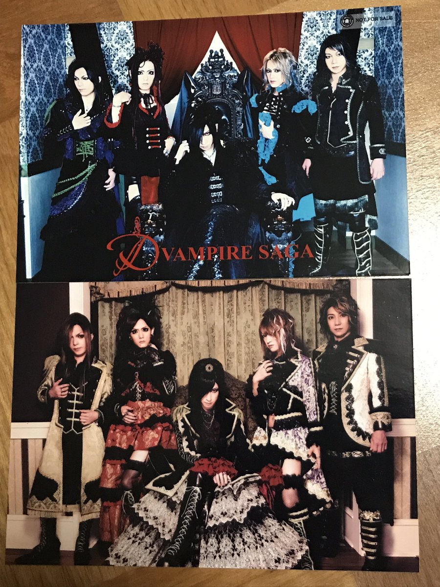 Teru Twitterissa 思い出しメモ5 5 D Area Dandelion歌った後 最後にあさぎさんが玉座 に座ってそこにメンバーが歩み寄ってきた あさぎさんが座って脚組みとのこのポーズした時目つきが変わってゾクゾクした 写真上のポーズ参照 まさに王と四騎士 上下の写真を