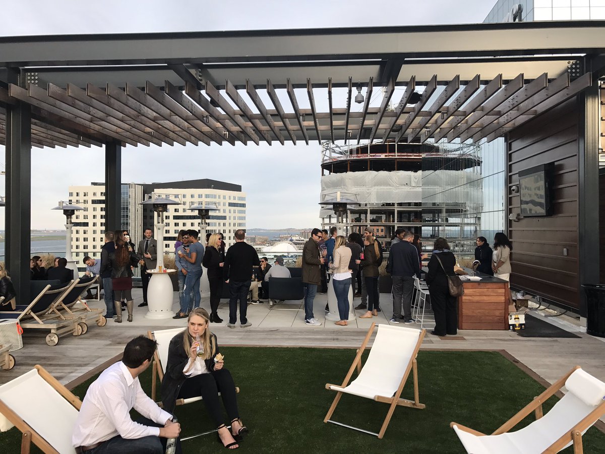 WMSPapts's tweet image. A big thank you to our residents for joining us for a beautiful night on our roof deck for our Cinco De Mayo celebration 🎉🍹 #MargaritaTime