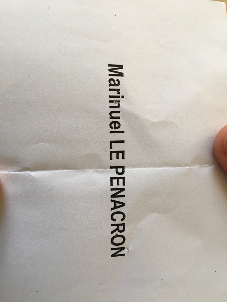 En train de dépouiller #LRSY 
On le compte pour qui celui-là ???
#ElectionsPresidentielles2017