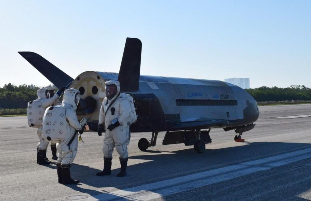 BREAKING: Air Force X-37B space shuttle lands at Kennedy Space Center <a href="/NASA/">NASA</a> #avgeek avgeekery.com/breaking-air-f…