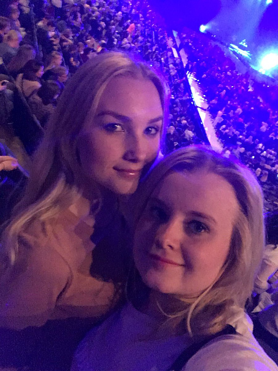 ItsFionaHere's tweet photo. @enriqueiglesias waiting for you ❤️ https://t.co/2f0kAbaR2f