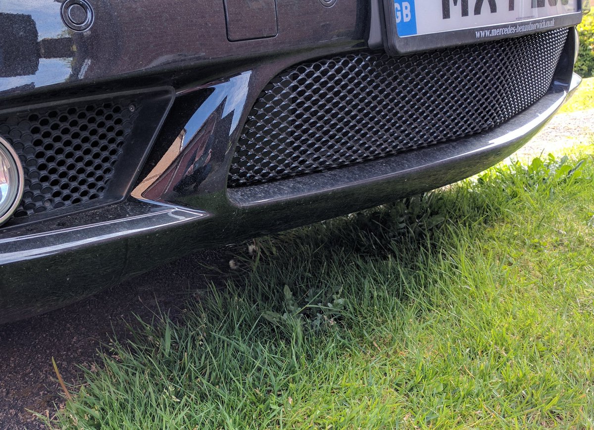 _JoClarke's tweet photo. @mikesaltsman194 @luketaplin42 @who2stu @pitlanejane @Cosito1Horacio @Darylmatla @Bertieschip @JohnPierceIX @junjokerando @11_Porsche @EastEndGentxxx @Tato1979 @vividcloudofwat @simonshieldcars @BCJr @CarSnapped @FAFBulldog @PrestigeDiesels @corozco7872 @IDEAMotorCars @MotorMistress @kenjiyeah How am I supposed to cut the grass when people park like this...???!!! 😣 #CLS55AMG https://t.co/O3ZqrKyO3S