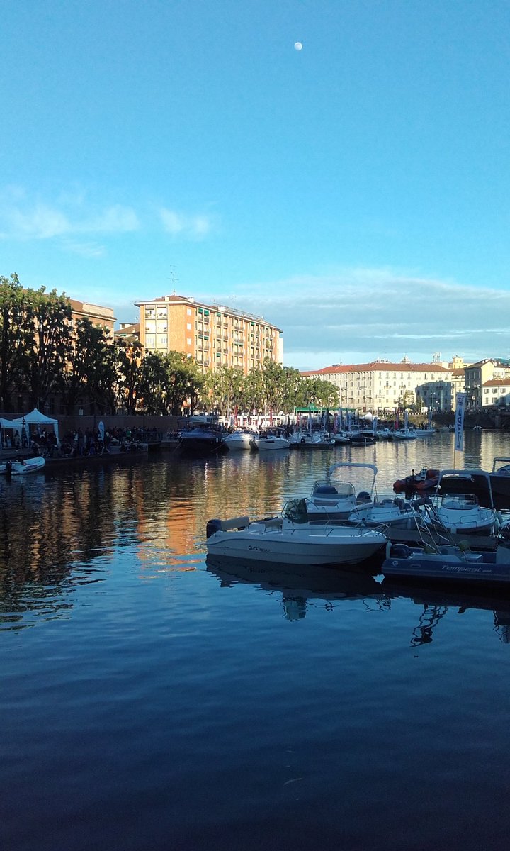 MarioGioiosa's tweet photo. #navigami #darsena #Milano #MILANOFOODCITY #km0parcofood
@TuttoFoodMilano un porto nautico nel centro della città https://t.co/FgpqTbML6d
