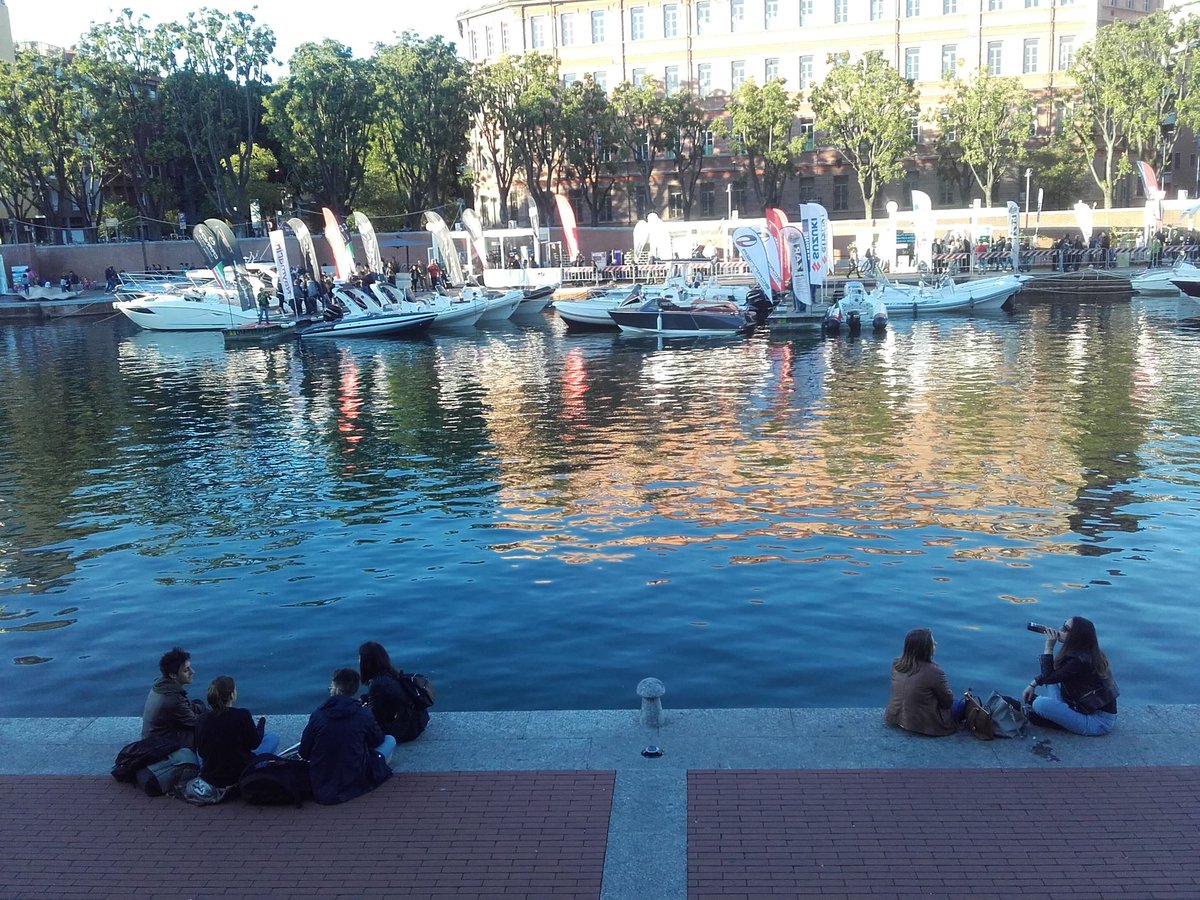 MarioGioiosa's tweet photo. #navigami #darsena #Milano #MILANOFOODCITY #km0parcofood
@TuttoFoodMilano un porto nautico nel centro della città https://t.co/FgpqTbML6d