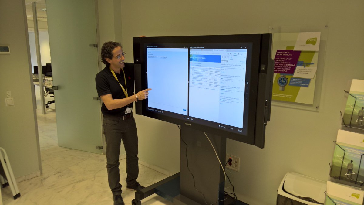 JuanluElGuerre's tweet photo. #MicrosoftHub en la oficina, asi que nuevo juguetito para #Innovación ! Ahora toca pensar en buenas #ideas @everisCodeFEST @everis https://t.co/5nWNlZUX2n
