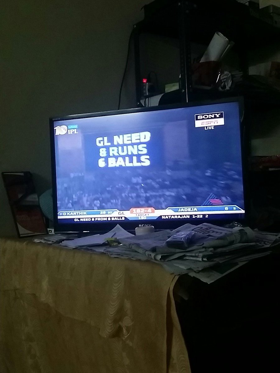 xbijinbx's tweet photo. #GLvsKXIP Last over and the games is really heating up.! 🔥🔥🔥 https://t.co/2wlunm3Haj
