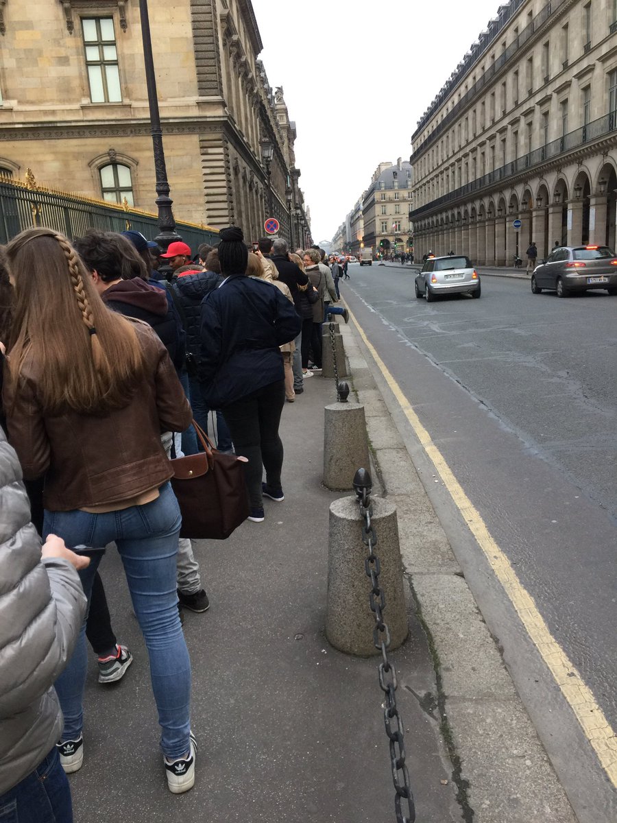 DataSpectrum's tweet image. Après la sécu et les journaliste c'est au tours des la jeunesse au pied de la pyramide @MuseeLouvre @enmarchefr