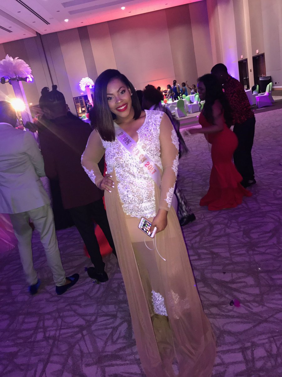 B3autyy__'s tweet photo. The day started off terrible😓 but the night ended great 😌Prom Queen 👸 #prom2k17 #2185reasonswhy #JimHill https://t.co/RpI0906wAu