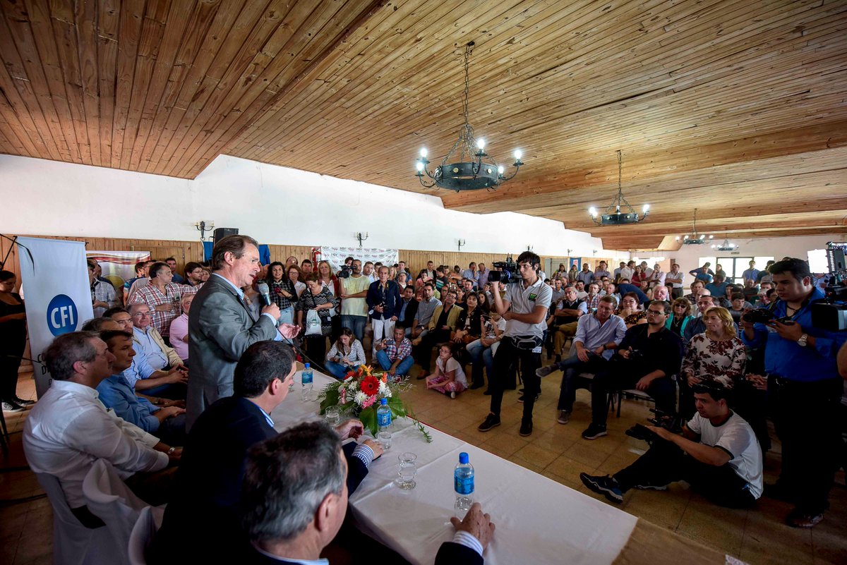 bordet's tweet photo. Ayer en #Nogoyá, entregamos diferentes #aportes por un total de más de 7 millones de pesos. https://t.co/LBp5aGb5gC https://t.co/LujK9wr4fv