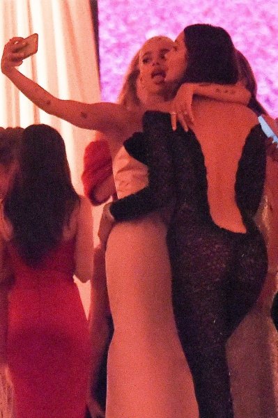 QUEREMOS ESSA SELFIE AGORA! 💛 Bella Hadid e Zoe Kravitz no #METGala2017.