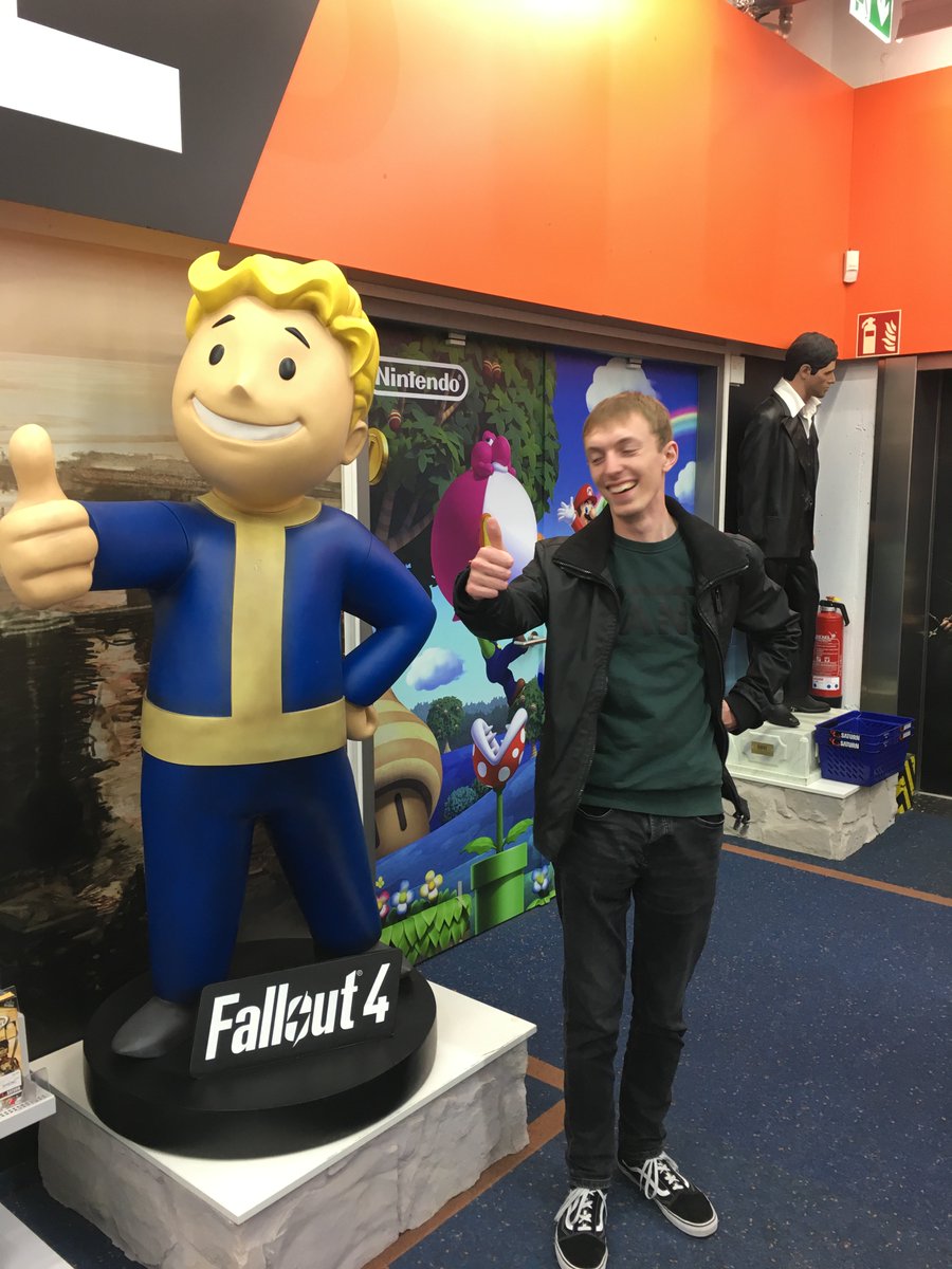 snapsofsteve's tweet photo. Look at me, I’m so cool 😎 #fallout https://t.co/A6jRb1Djuo