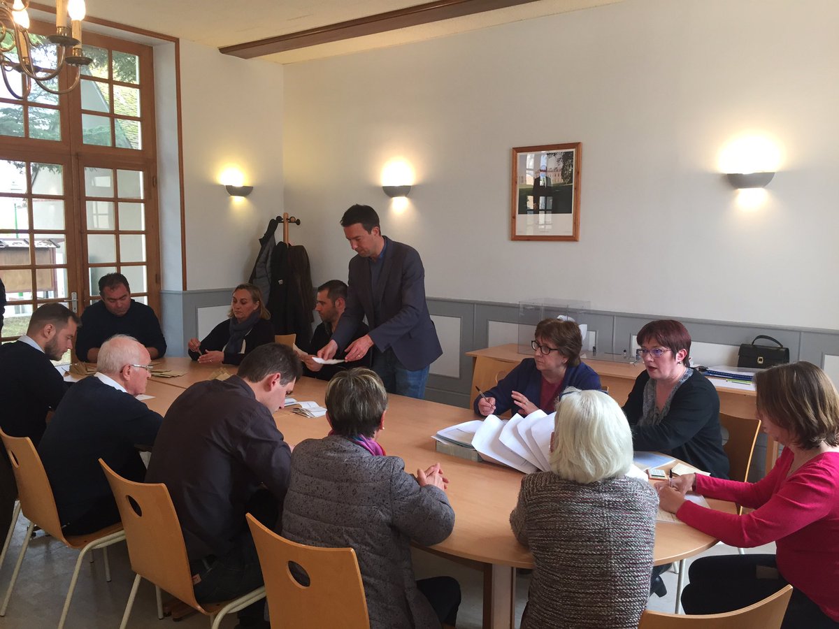 G_Peltier's tweet photo. A Neung-sur-Beuvron, Emmanuel Macron recueille 59,3% des suffrages contre 40,7% à Marine Le Pen. 12,5% de bulletins blancs et nuls. https://t.co/1oAucH9pZY