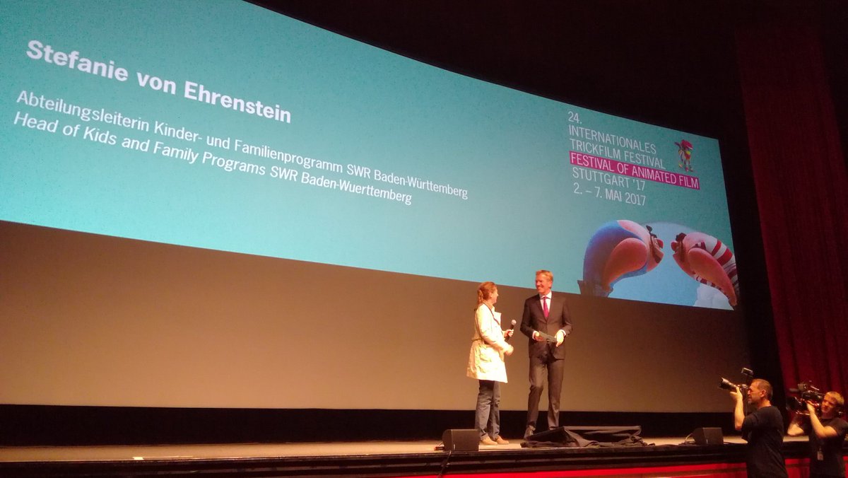 Stefanie von Ehrenstein übergibt den SWR-Publikumspreis, der mit 6.000€ datiert ist. Die Zuschauer haben dafür abgestimmt #itfs ichtrickaus