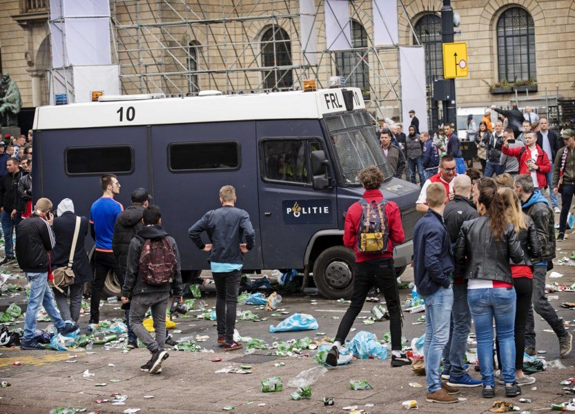 Grimmige sfeer in #Rotterdam na derby: politie moet ingrijpen bij zware rellen gva.be/cnt/dmf2017050… via <a href="/gva/">Gazet van Antwerpen</a>