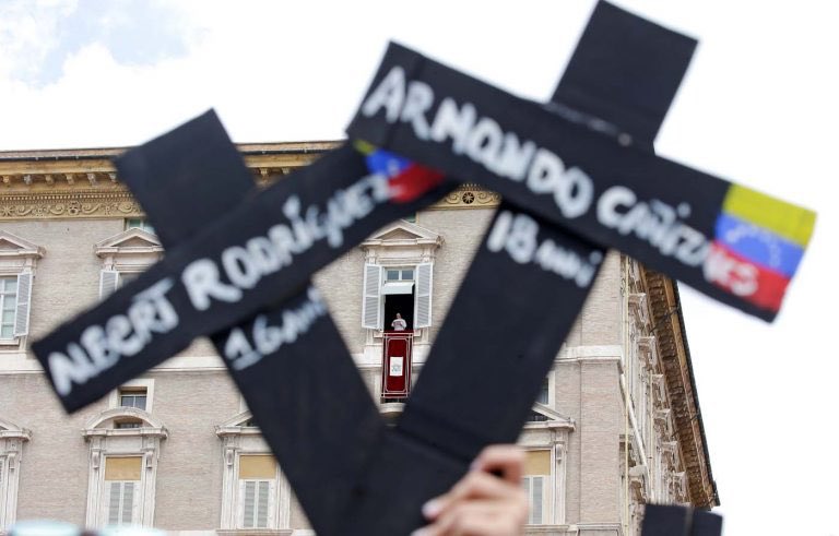 calzajm's tweet photo. En el Vaticano, ante el Papa, venezolanos elevan los nombres de sus compatriotas... https://t.co/PpKbRKCVqk by #aliestaba via @c0nvey https://t.co/RdFHUdmwHc
