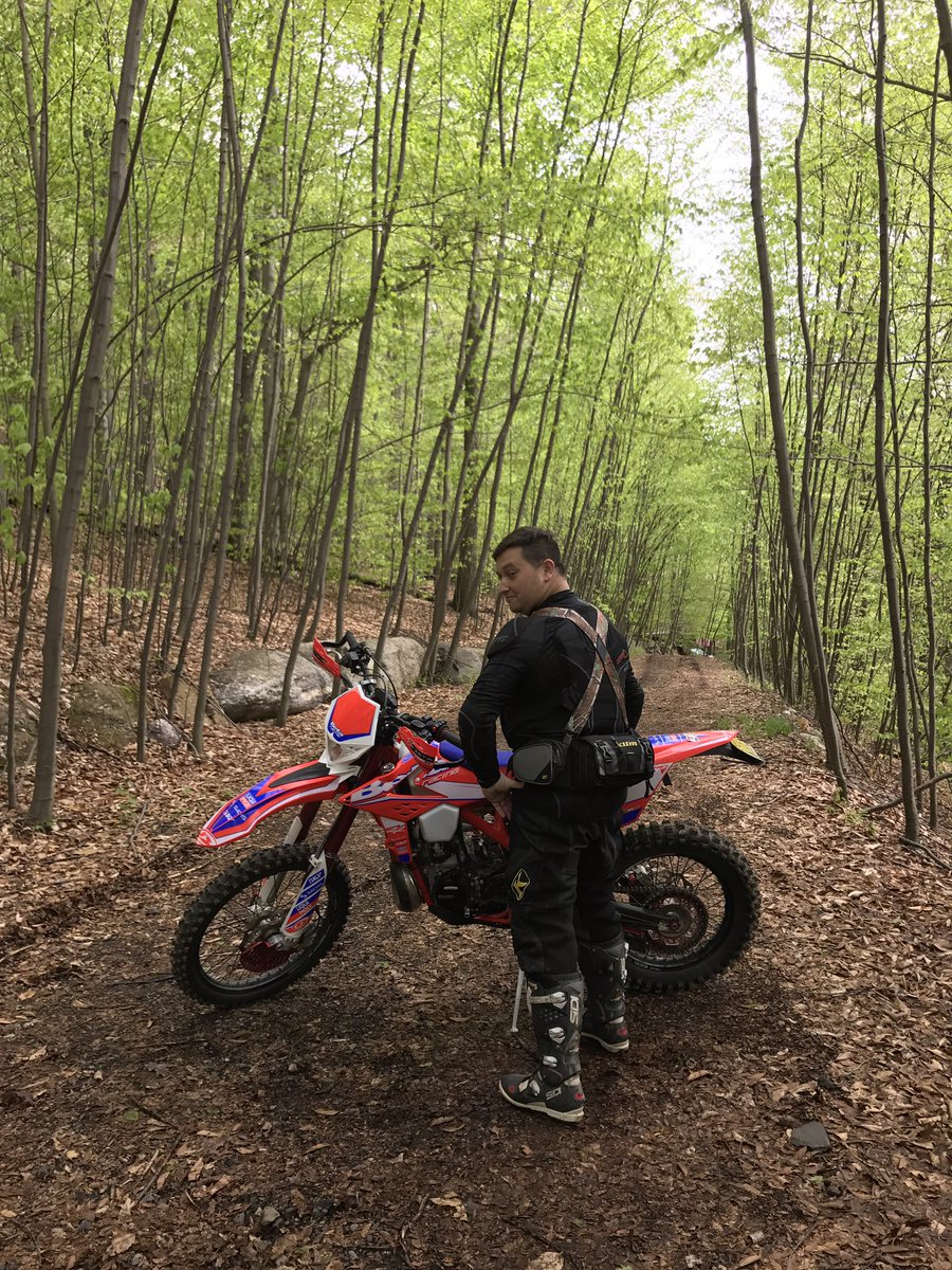 stevanlazo's tweet photo. Sweet suspenders bro! #beta #2stroke #enduro #singletrack #lifebehindbars #braap https://t.co/IgeM8Ek41P