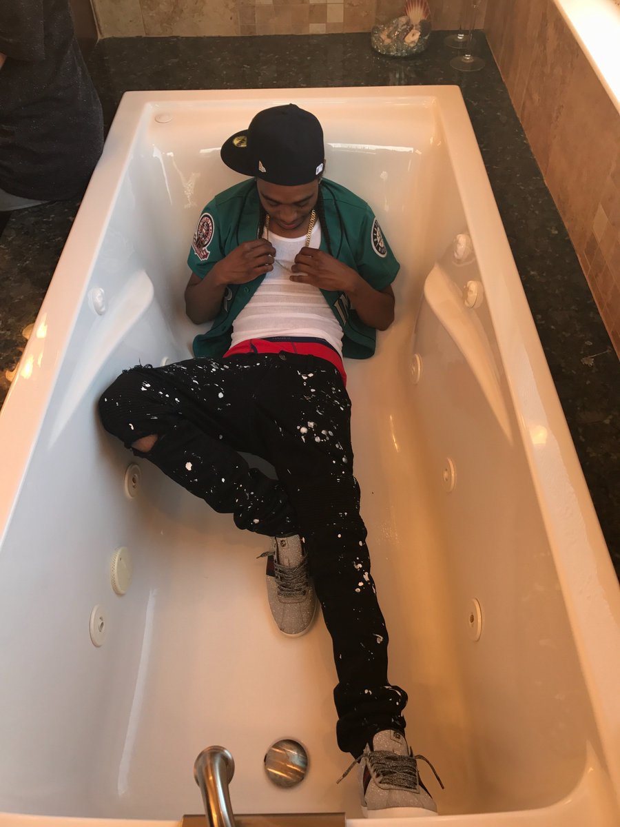 10PieceTone's tweet photo. #POPPUSSYNOTPISTOLS #ToneCapone https://t.co/IaRwiO3kSi