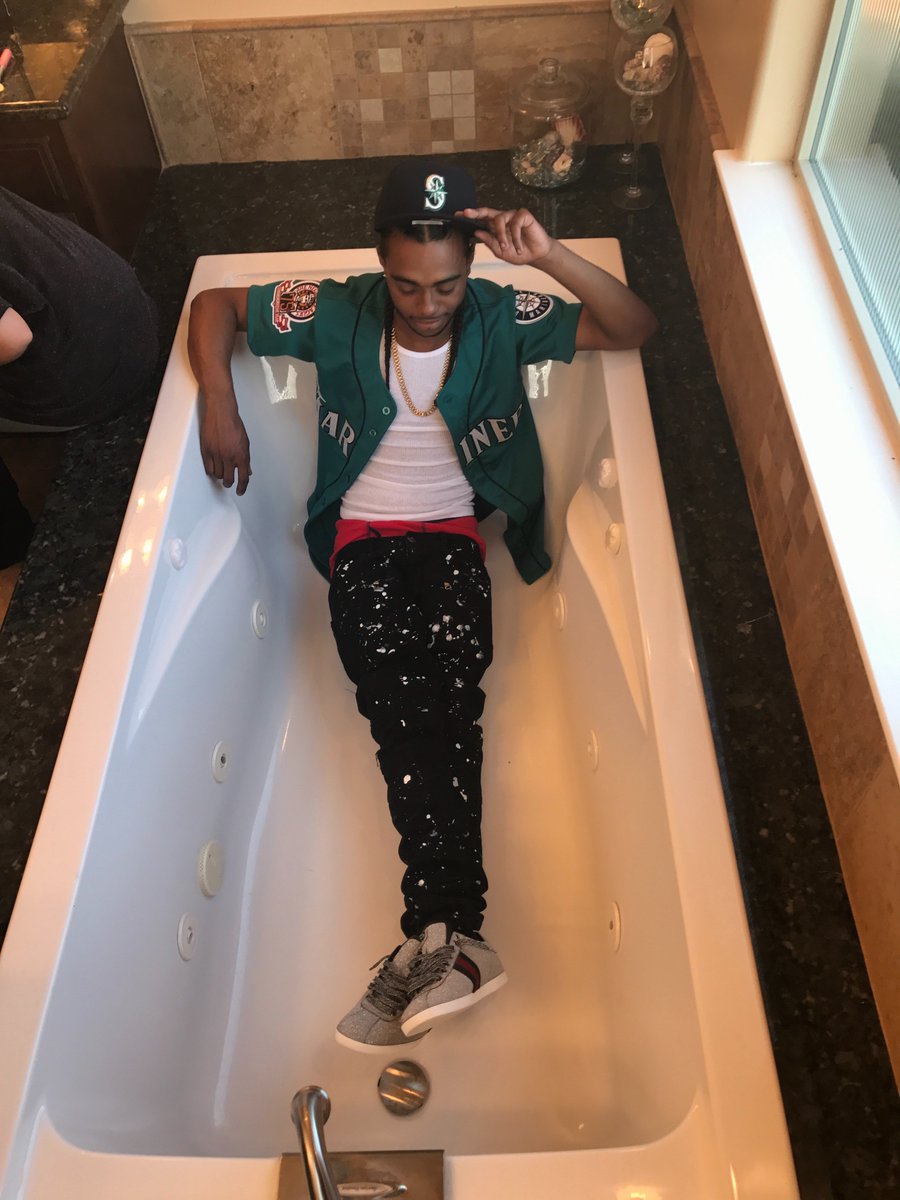 10PieceTone's tweet photo. #POPPUSSYNOTPISTOLS #ToneCapone https://t.co/IaRwiO3kSi