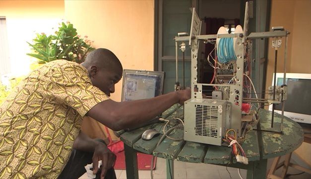 🎬 9 min
Ingéniosité &amp; débrouillardise des jeunes du #fablab Woélab=Fais-le.
#Togo #Afrique #innovation #impression3D
buff.ly/2pgmk9S